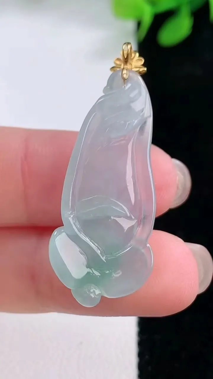 天然A货翡翠玉兰花吊坠，尺寸32-13.4-4.5，重量:2.99g
11月28日