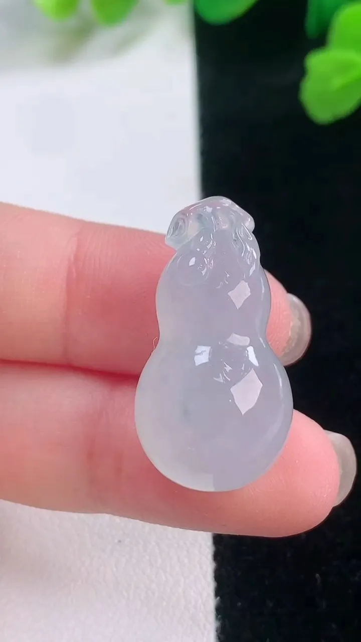 天然A货翡翠冰种飘花葫芦吊坠，尺寸27.5-14.7-11.6，重量:7.32g
11月28日