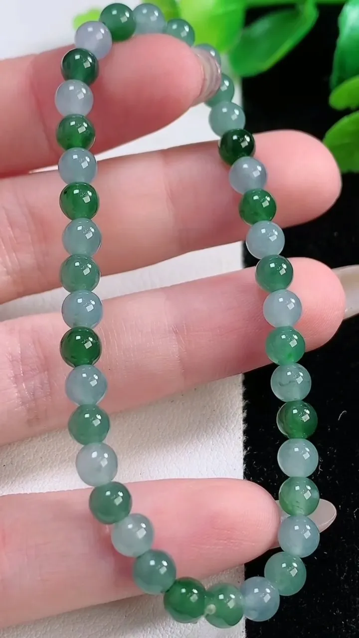 天然A货翡翠圆珠手串，尺寸5-38 颗，重:7.79g11月28日
工厂直销收藏佳品,种好水足，色泽均匀，有种有色，上手高大气！