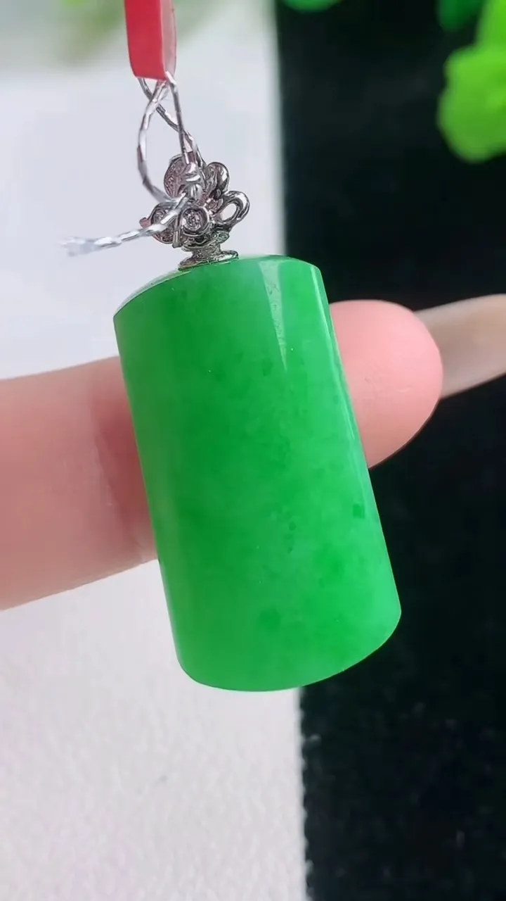 天然A货翡翠无事牌吊坠，尺寸25.2-12.8-4.8，重量:4.55g
11月28日