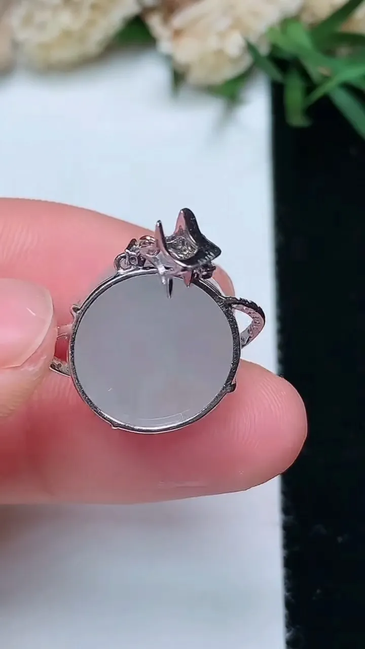 天然A货翡翠白冰无事牌吊坠，尺寸13.7-6.7，重量:4.00g
11月28日