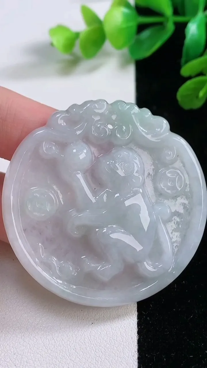 天然A货翡翠生肖猴吊坠，尺寸 49.8-50-6，重:21.25g
11月28日