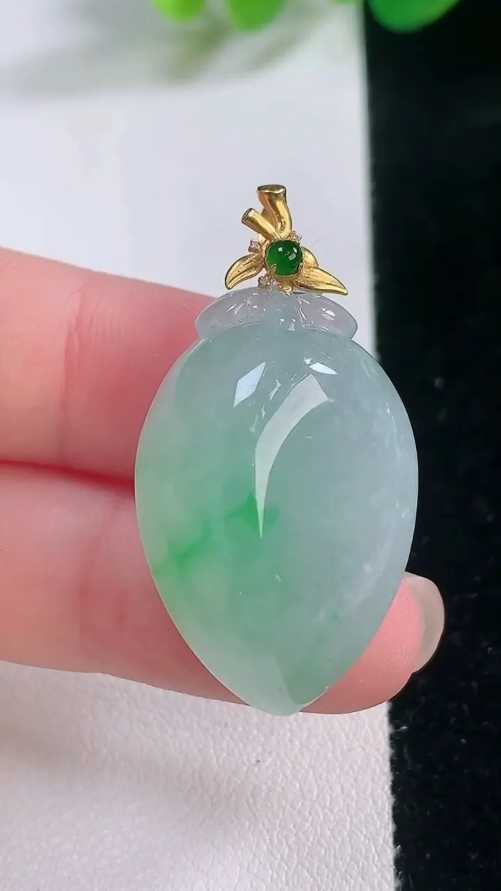 天然A货翡翠寿桃吊坠，尺寸28.6-19.8-12.4，重量:12.15g
11月28日
