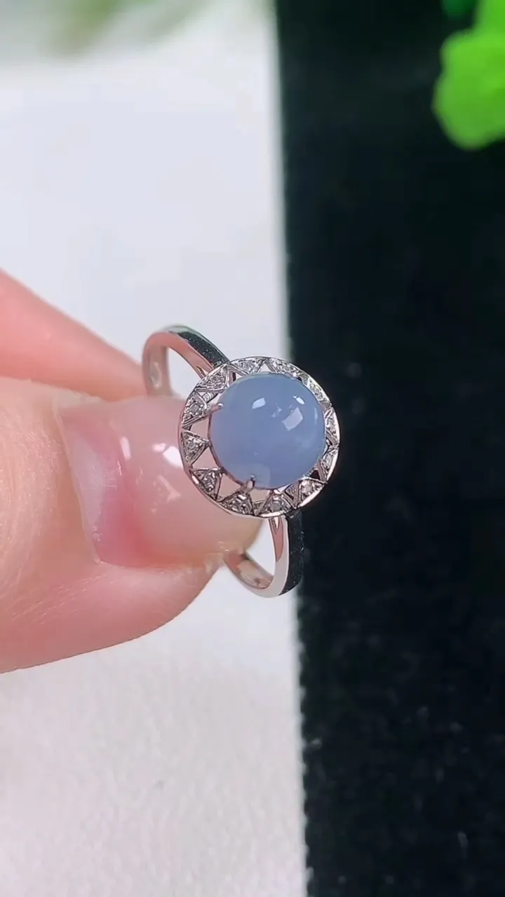 天然A货翡翠18K金紫罗兰蛋面戒指，尺寸17.2-6.1-7，重量:1.37g2025年11月28日