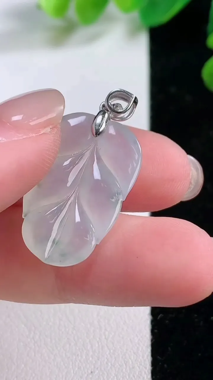 天然A货翡翠种飘花金枝玉叶 叶子吊坠，尺寸 23.7-15-3.3，重:3.45g
11月28日