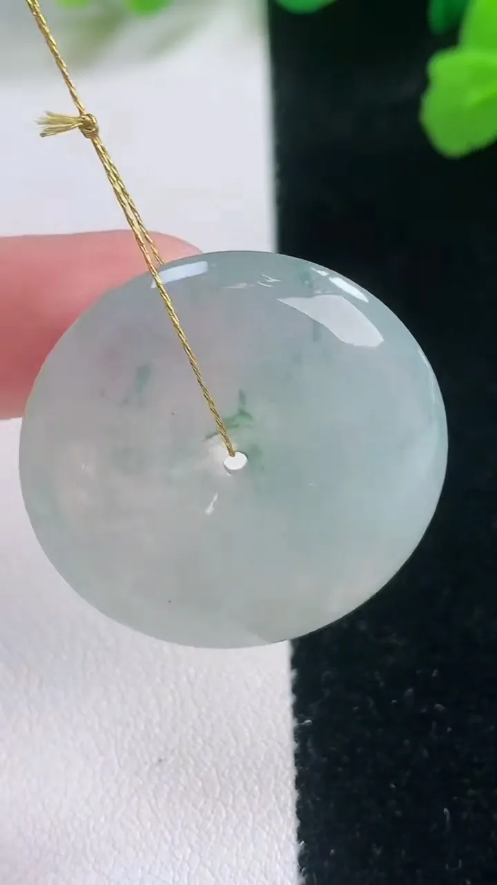 天然A货翡翠冰种飘花平安扣吊坠，尺寸29.6-5.9，重量:10.56g
11月28日