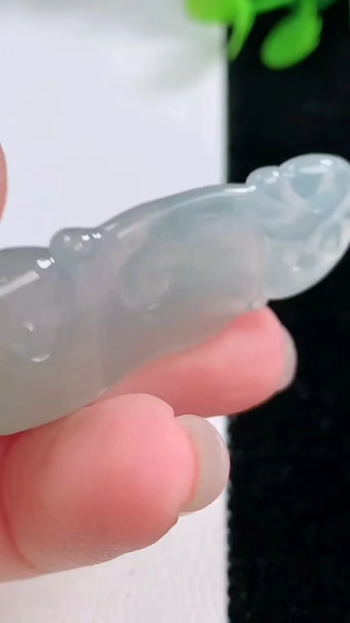 天然A货翡翠如意吊坠，尺寸45.8-19-5.4，重量:9.04g
11月28日