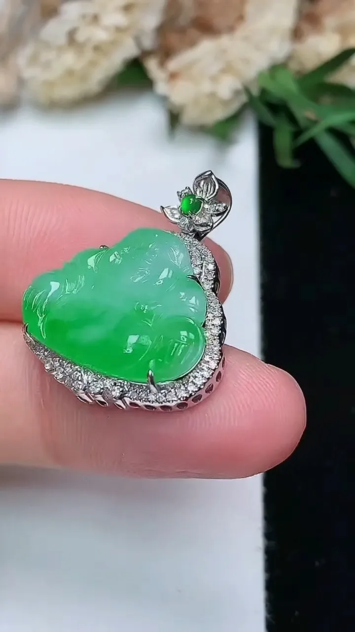 天然A货翡翠佛公吊坠，尺寸24.8-21-6.2，裸石14.3-19.2，重量:3.26g
11月28日