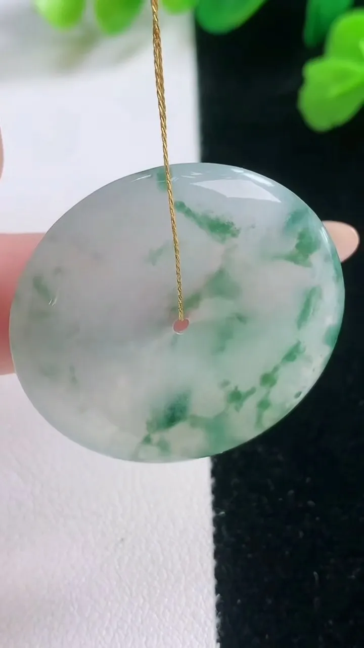 天然A货翡翠冰种飘花平安扣吊坠，尺寸33.7-5.7，重量:14.31g
11月28日