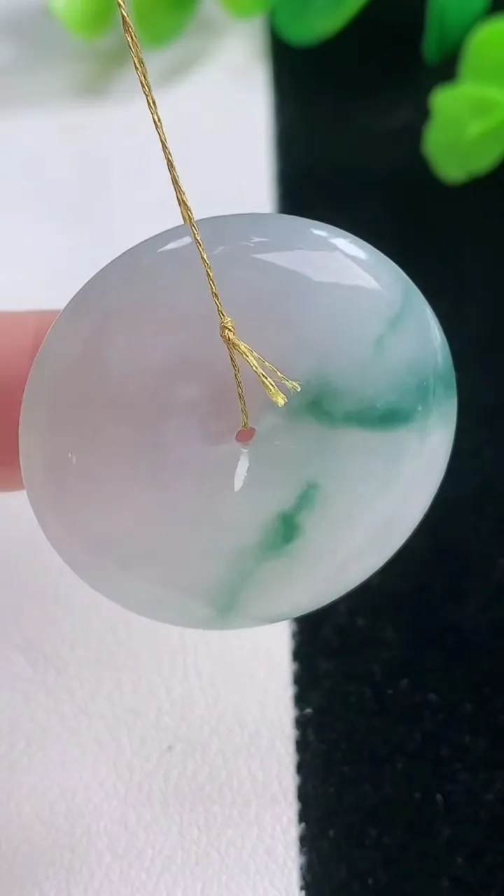 天然A货翡翠冰种飘花平安扣吊坠，尺寸31.6-6.2，重量:13.71g
11月28日