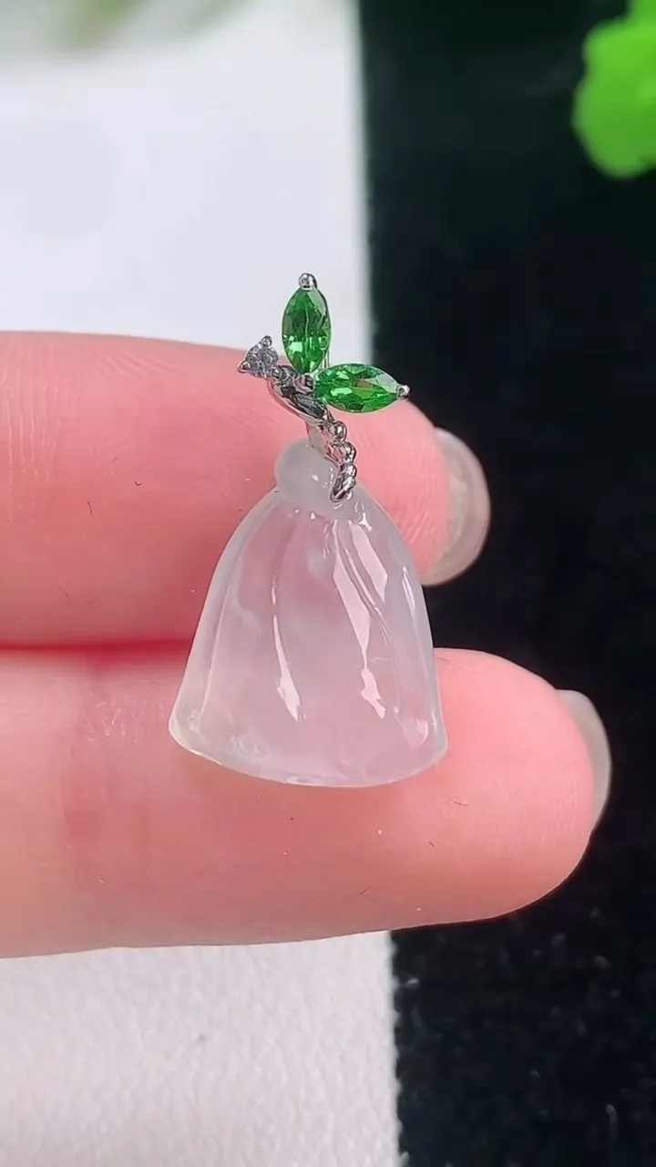 天然A货翡翠莲蓬吊坠，尺寸16.2-12-5.7，重量:2.45g
11月28日