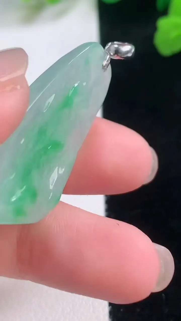 天然A货翡翠原石吊坠，尺寸35-18-6.6，重量:9.45g
11月28日