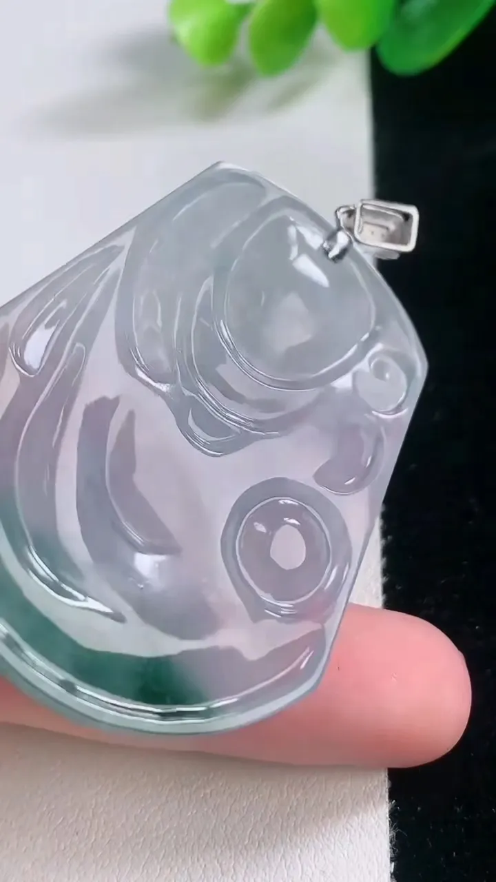 天然A货翡翠种飘花龙牌吊坠，尺寸49.8-39.7-6.2，重量:21.59g
11月28日