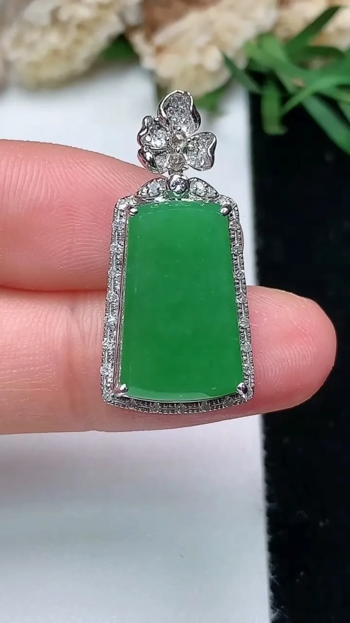 天然A货翡翠无事牌吊坠，尺寸27.8-13.4-7.7裸石16.9-10，重量:3.19g
11月2