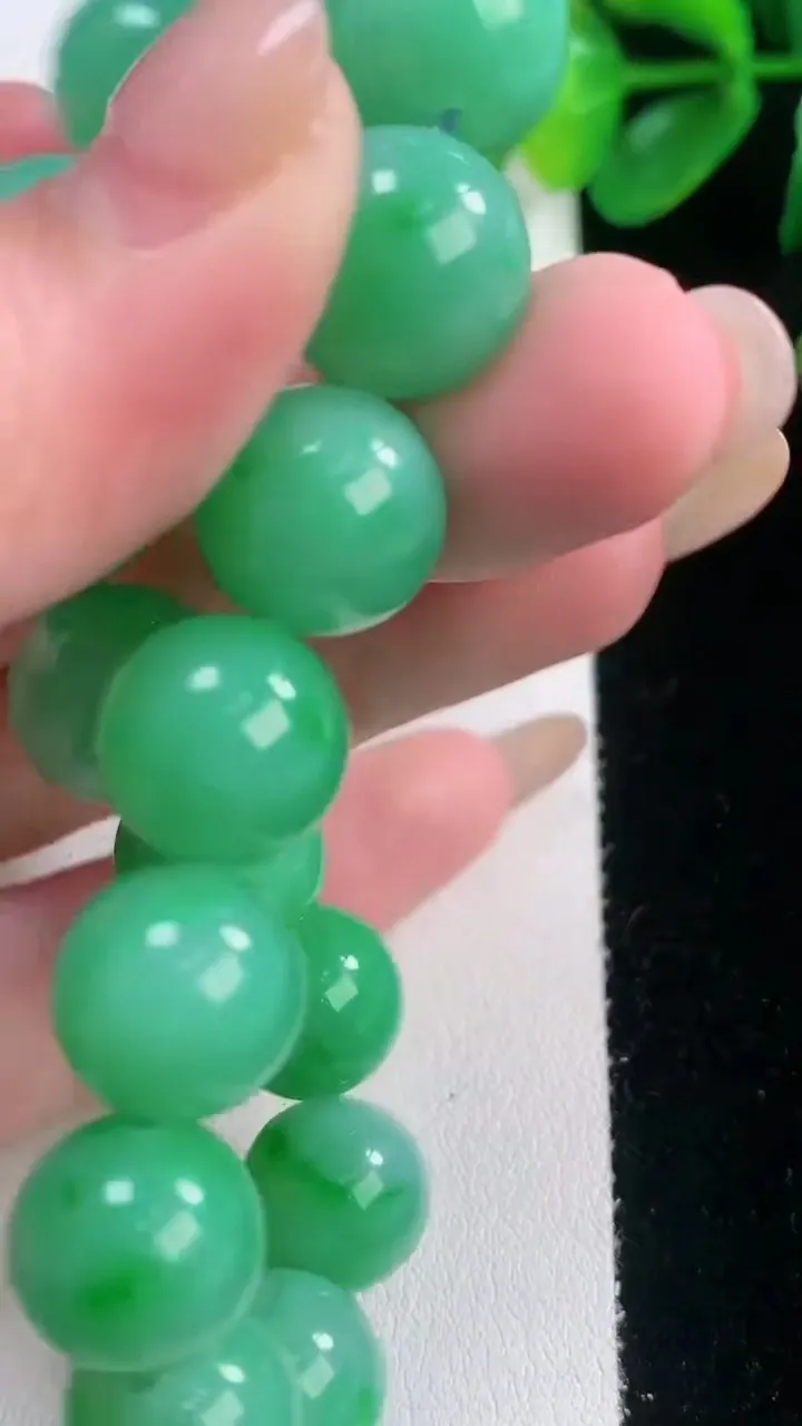 天然A货翡翠圆珠手串，尺寸12.6-16颗，重量:52.82g11月28日
工厂直销收藏佳品,种好水足，色泽均匀，有种有色，上手高大气！