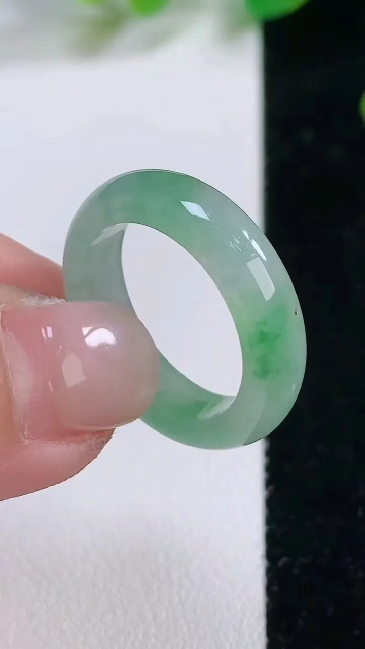 天然A货翡翠指环戒指，尺寸 17.6-6.1-3.8，重:3.78g2025年11月28日
工厂直销收藏佳品,种好水足，色泽均匀，有种有色，上手高大气！