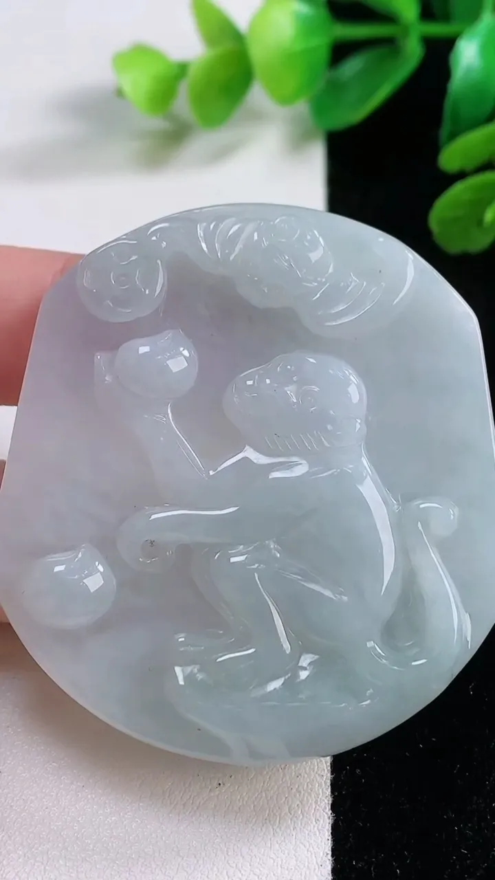 天然A货翡翠生肖猴吊坠，尺寸 52.7-48.8-5.7，重:26.56g
11月28日