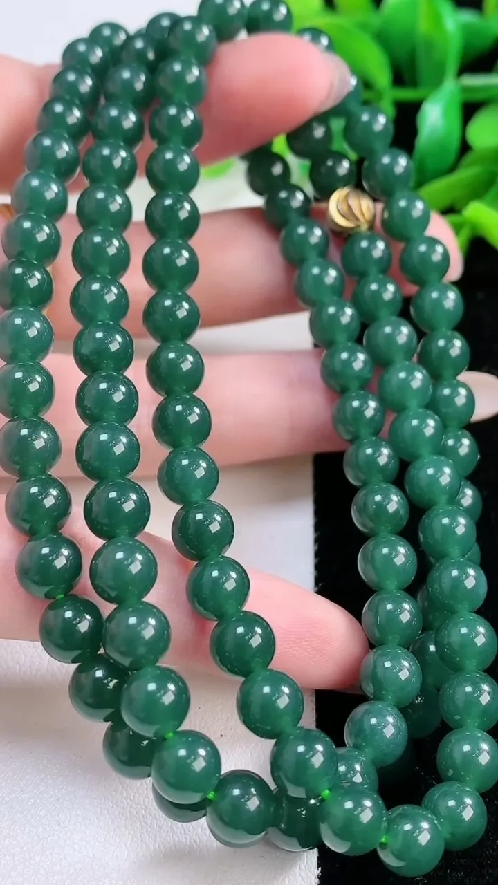 天然A货翡翠货蓝水圆珠项链，尺寸 6.8-108 颗，重:57.07g11月28日
工厂直销收藏佳品,种好水足，色泽均匀，有种有色，上手高大气！