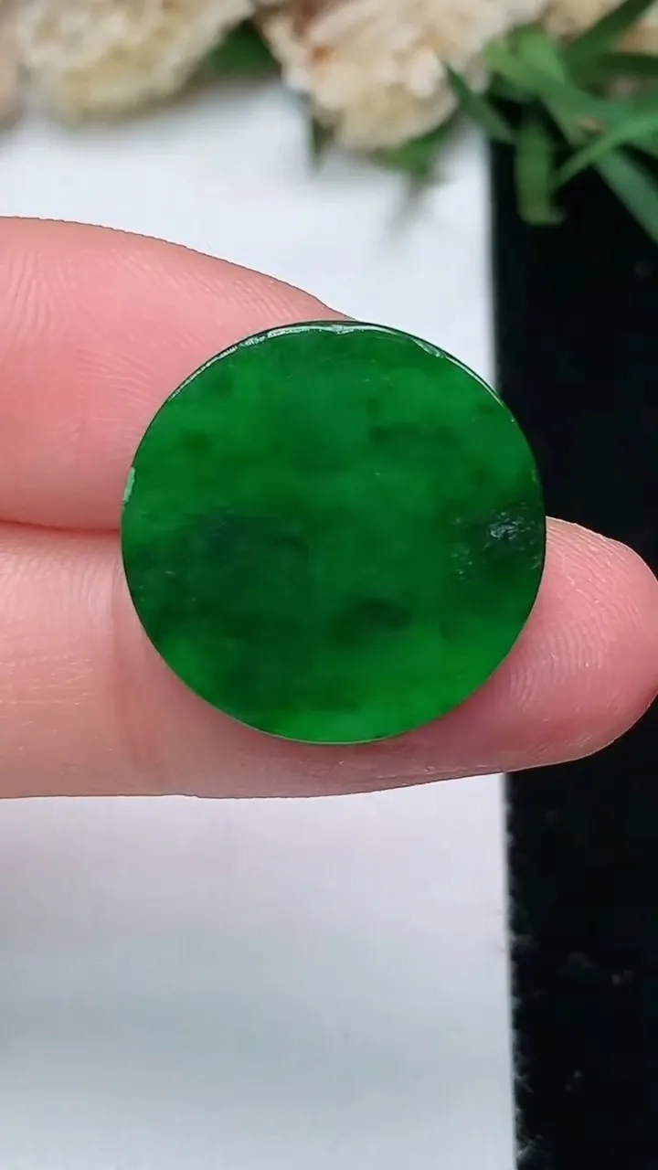 天然A货翡翠无事牌镶嵌件，尺寸18.4-1.8，重量:1.71g
11月28日