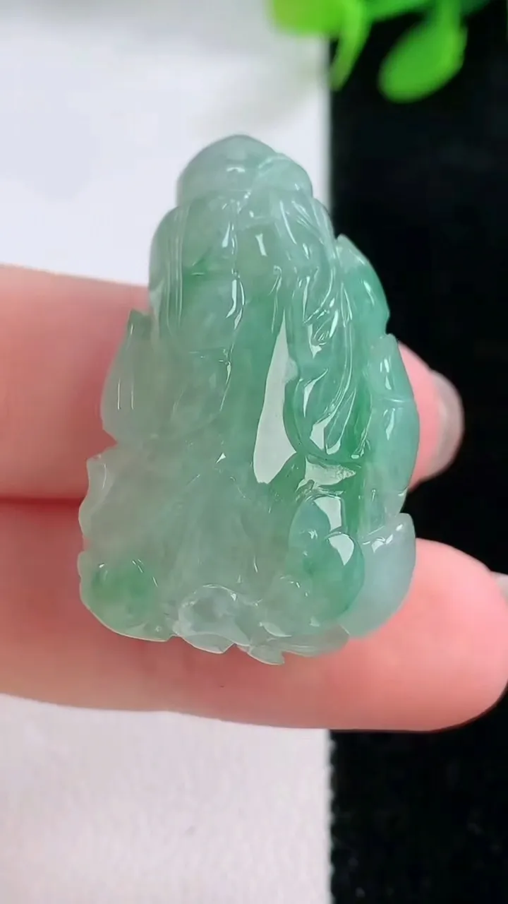 天然A货翡翠白菜吊坠，尺寸33.2-21.2-12，重量:13.94g
11月28日