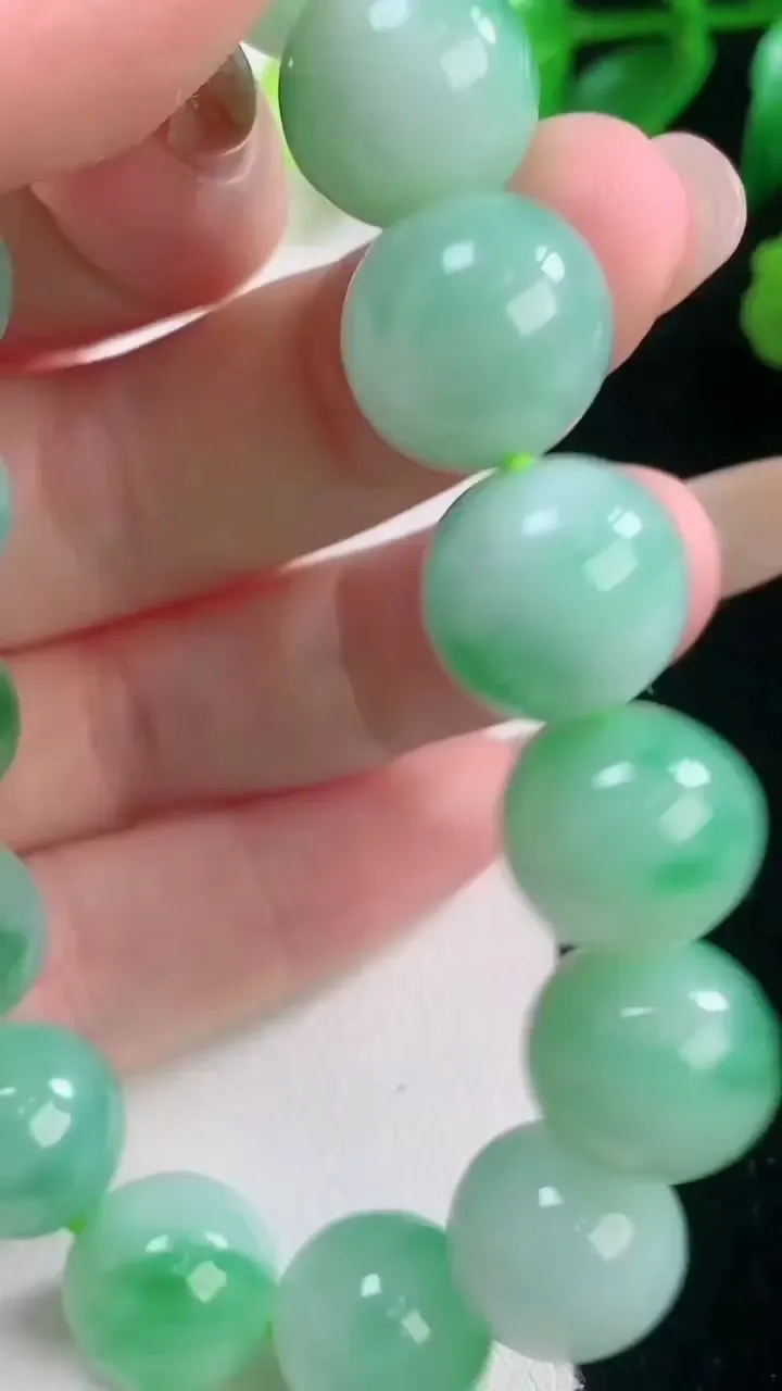 天然A货翡翠圆珠手串，尺寸12.4-16颗，重量:56.57g11月28日
工厂直销收藏佳品,种好水足，色泽均匀，有种有色，上手高大气！