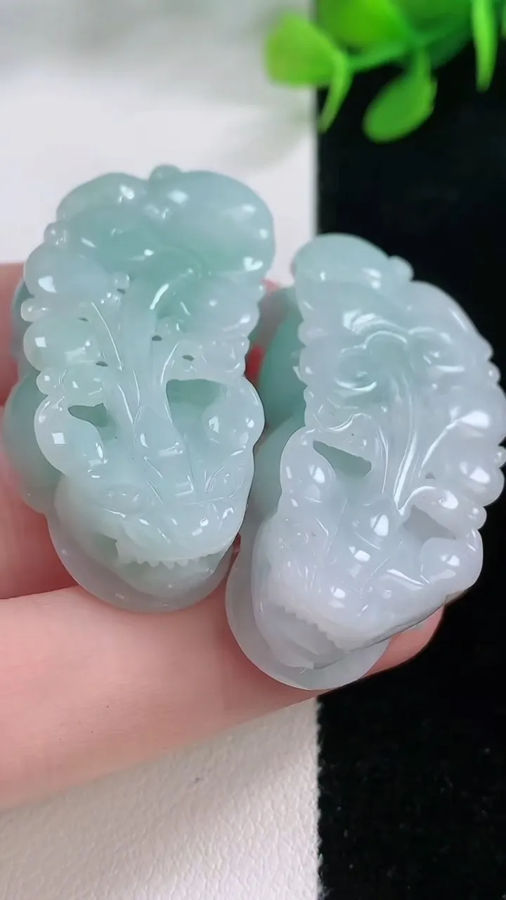 天然A货翡翠貔貅吊坠一对，尺寸39.8-19.4-12，重量:44.58g
11月28日