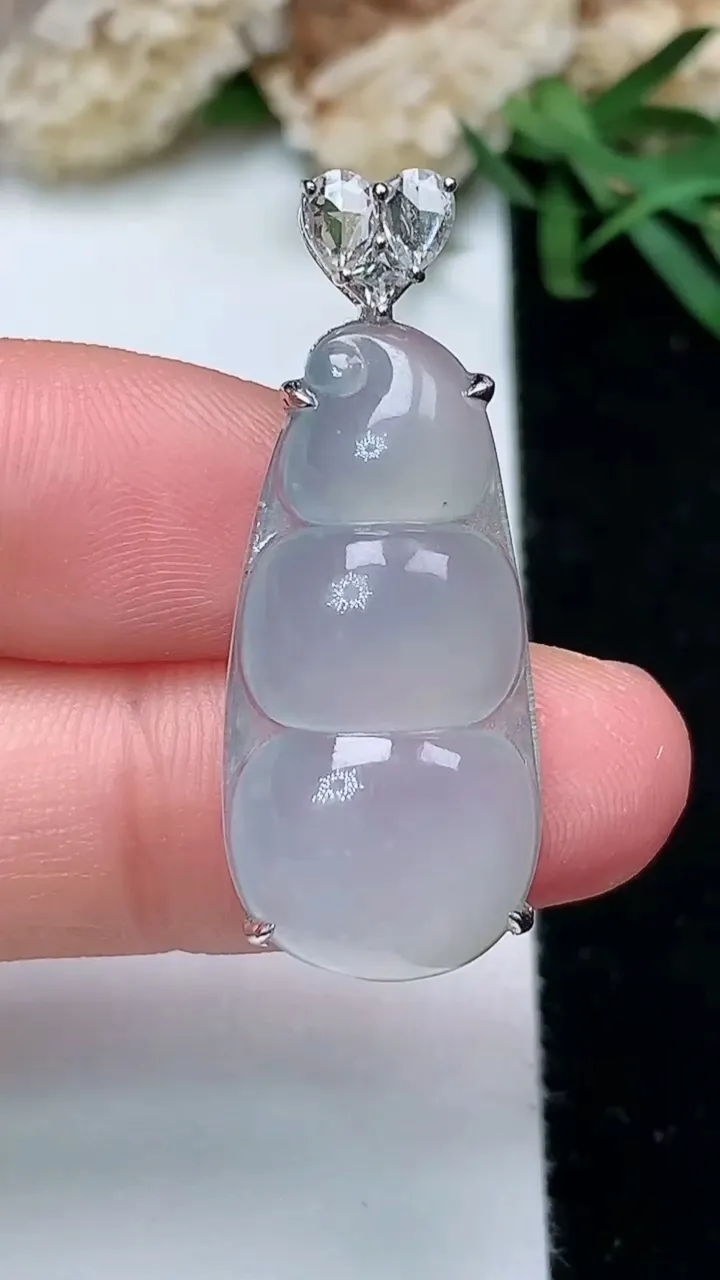 天然A货翡翠白冰福豆吊坠，尺寸26.8-13.2-7，重量:3.82g
11月28日