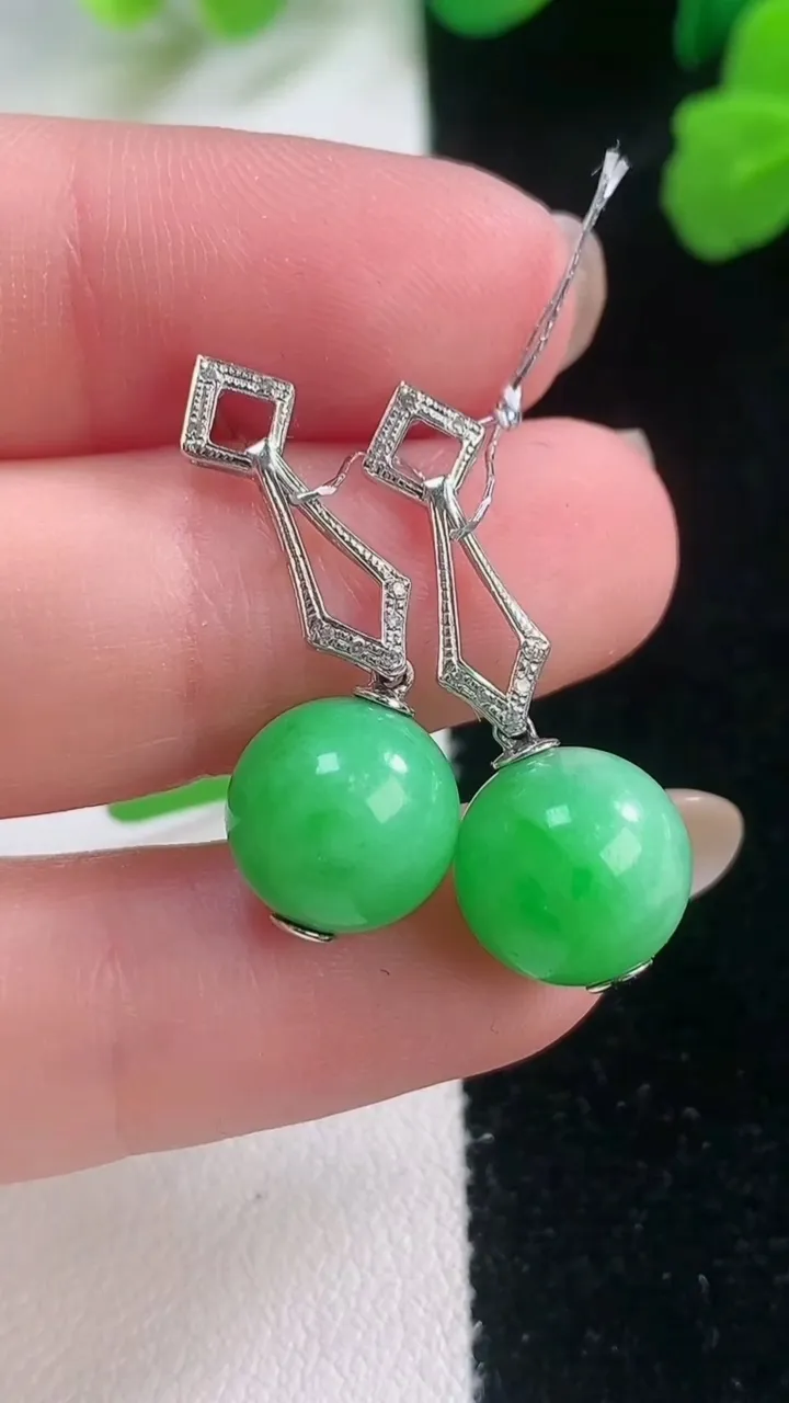 天然A货翡翠圆珠耳坠，尺寸10.2，重量:6.12g11月28日
工厂直销收藏佳品,种好水足，色泽均