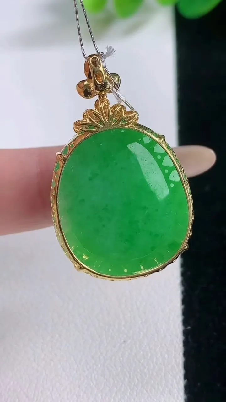 天然A货翡翠蛋面吊坠，尺寸33.5-23.6-21-8.5，重量:8.44g
11月28日