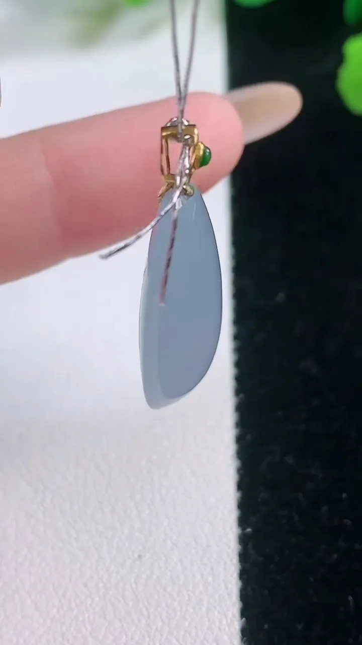 天然A货翡翠18K金紫罗兰福瓜吊坠，尺寸26.4-15.7-6.8，重量:5.45g
11月28日