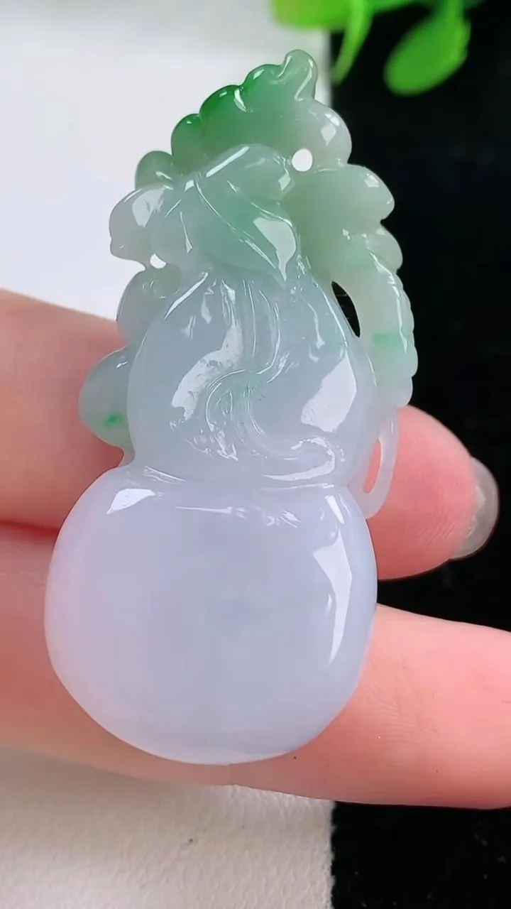 天然A货翡翠葫芦吊坠，尺寸47.5-21.5-10.8，重量:18.0.9g
11月28日