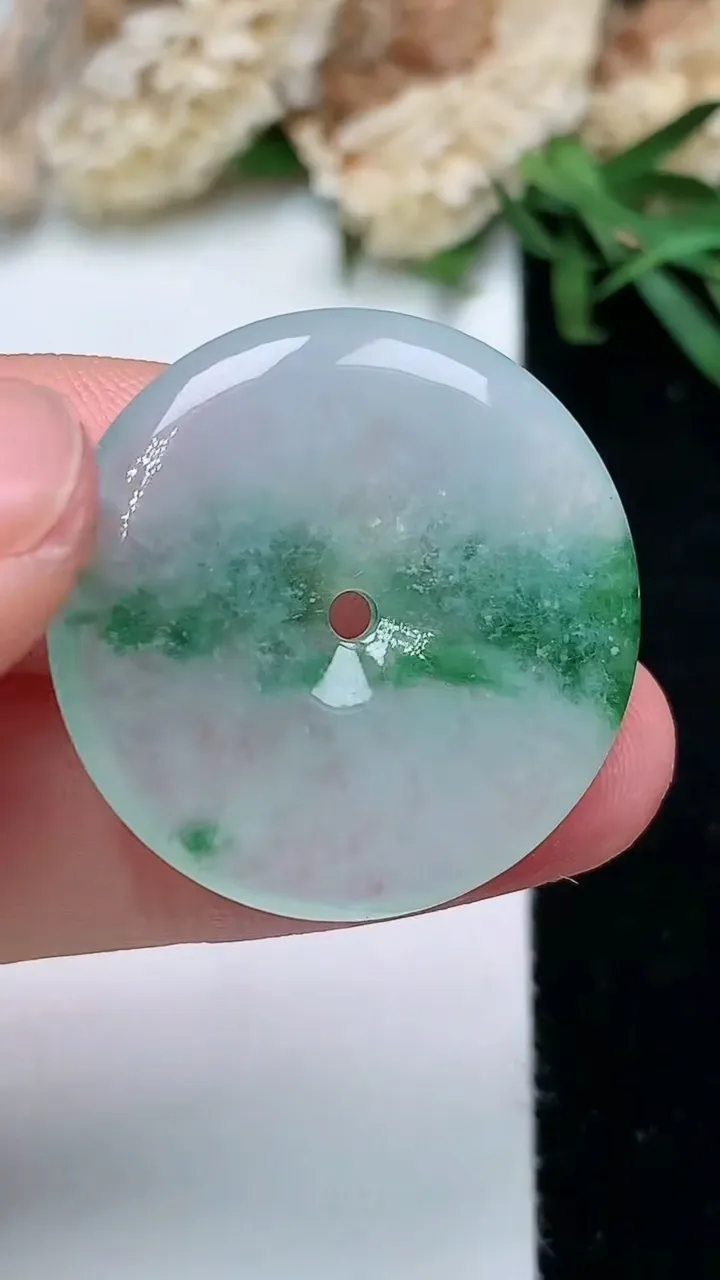 天然A货翡翠平安扣吊坠，尺寸25.8-4.3，重量:6.20g
11月28日