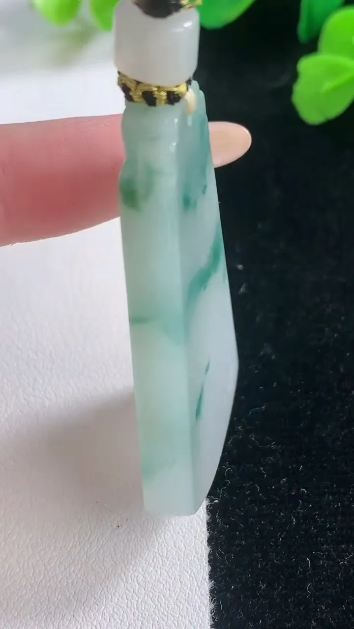 天然A货翡翠冰种飘花仿古无事牌吊坠，尺寸48-27.6-5.8，重量:25.43g
11月28日