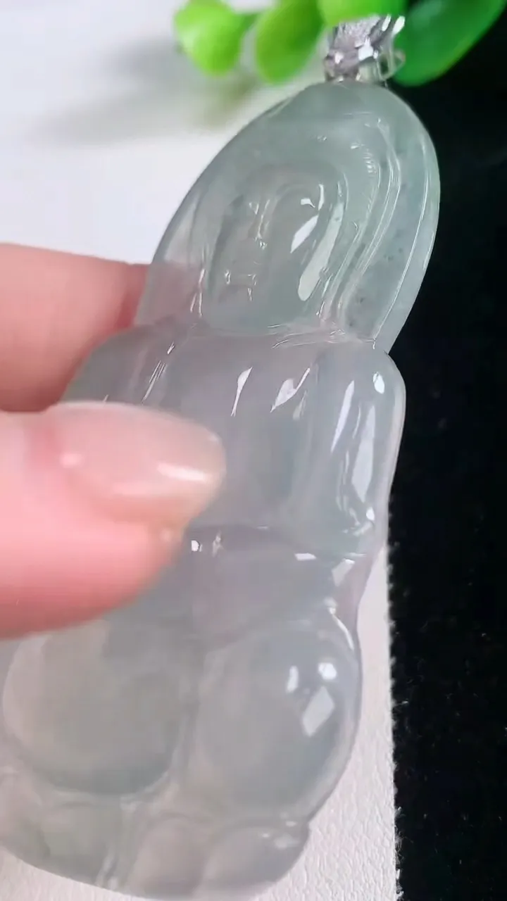 天然A货翡翠观音菩萨吊坠，尺寸69.2-42.3-5.4，重量:29.38g
11月28日