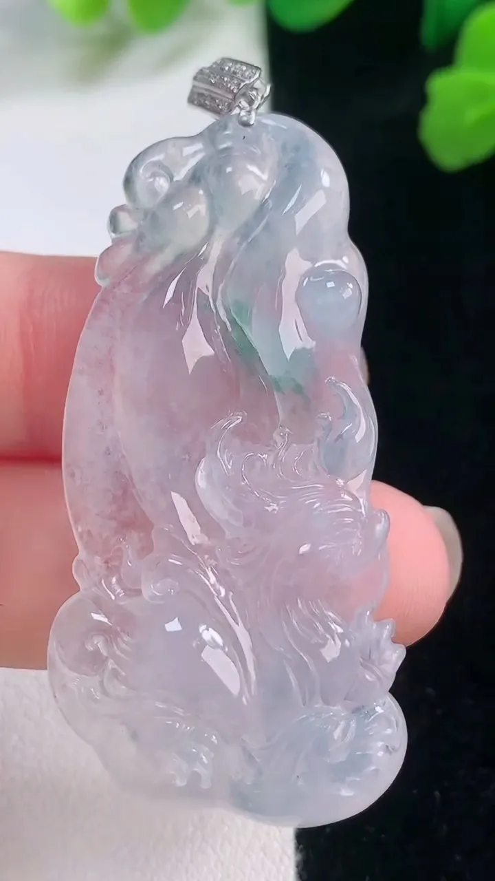 天然A货翡翠种飘花九尾狐吊坠，尺寸49-23.6-5.8，重量:12.32g
11月28日