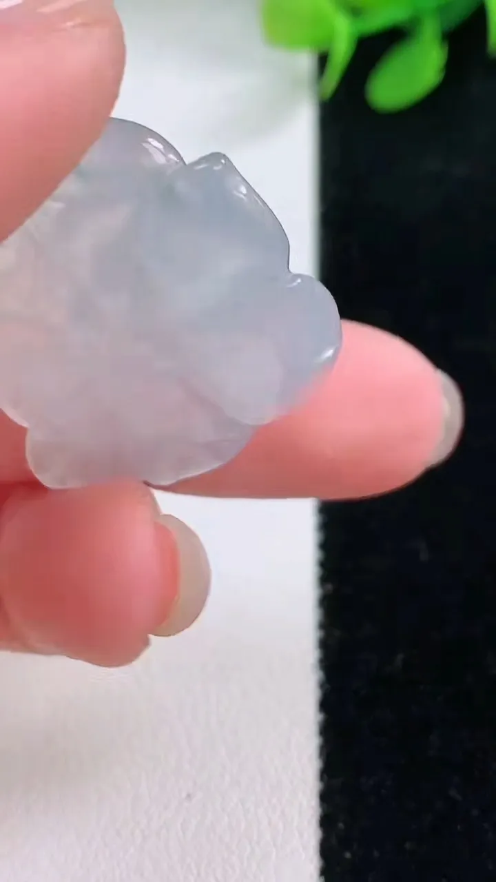 天然A货翡翠和和美美 荷花吊坠，尺寸24.7-29.8-4.9，重量:6.47g
11月28日