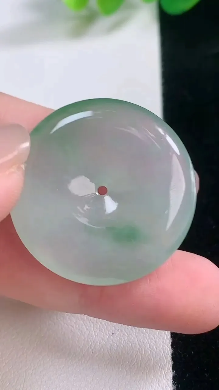 天然A货翡翠平安扣吊坠，尺寸30.8-5.9，重量:11.65g
11月28日