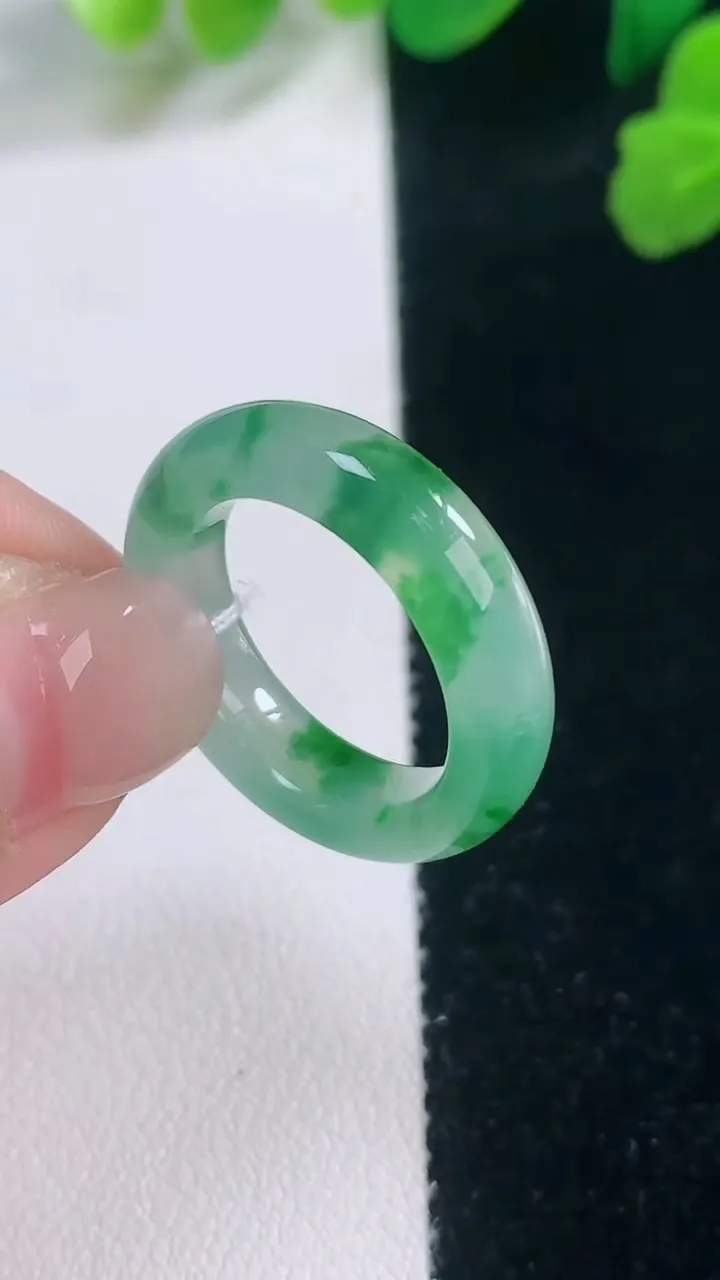 天然A货翡翠指环戒指，尺寸17.2-5.2-3.6，重量:4.60g2025年11月28日
工厂直销