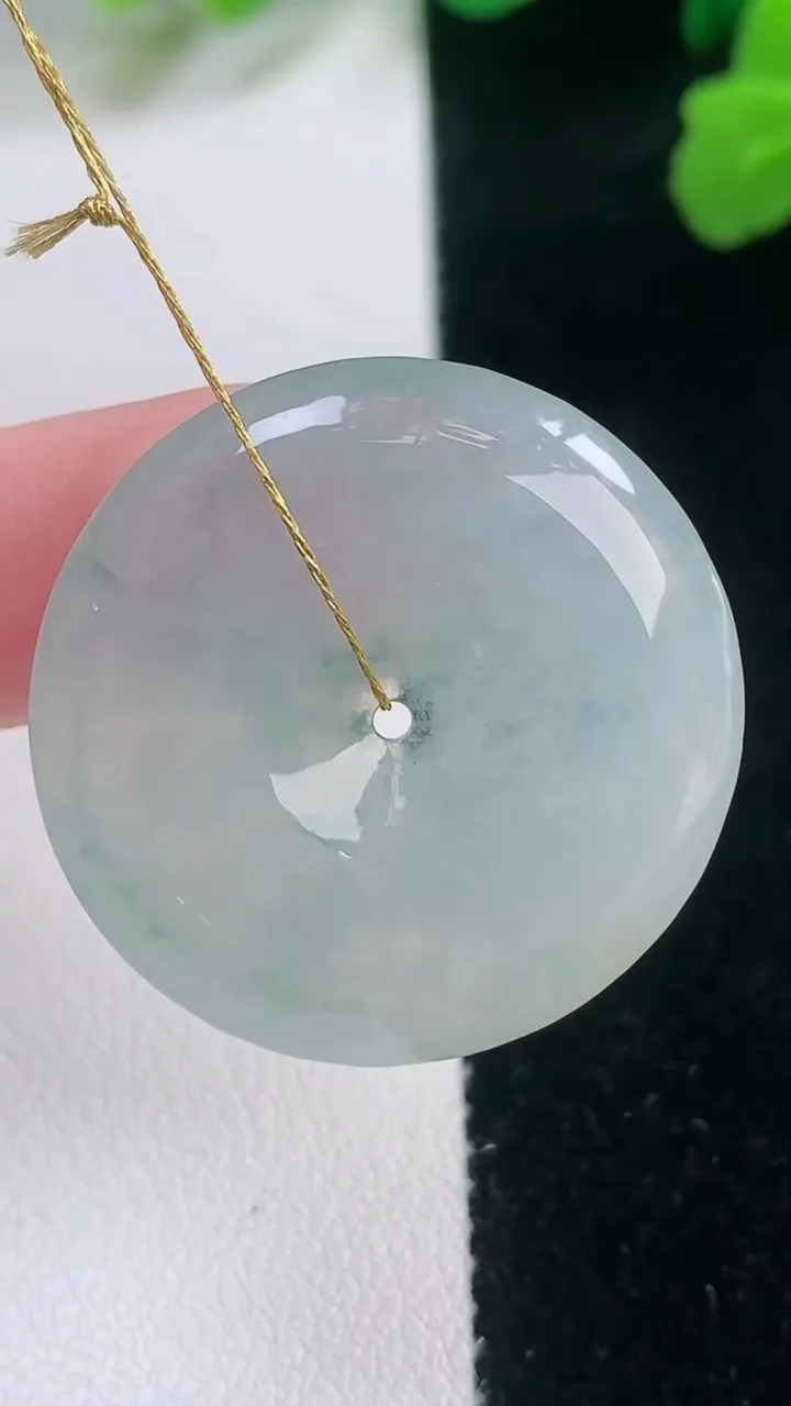 天然A货翡翠冰种飘花平安扣吊坠，尺寸29.6-5.9，重量:10.56g
11月28日