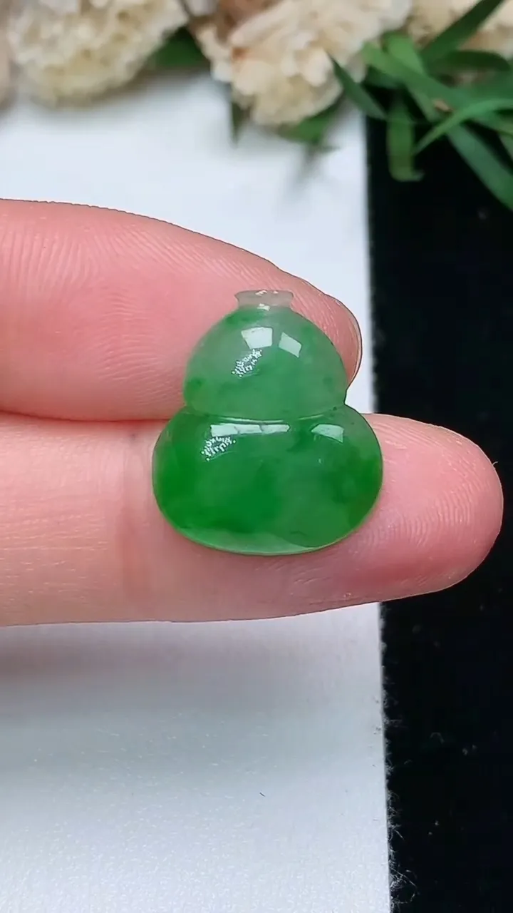 天然A货翡翠葫芦镶嵌件，尺寸16.4-14.4-3，重量:1.27g
11月28日
