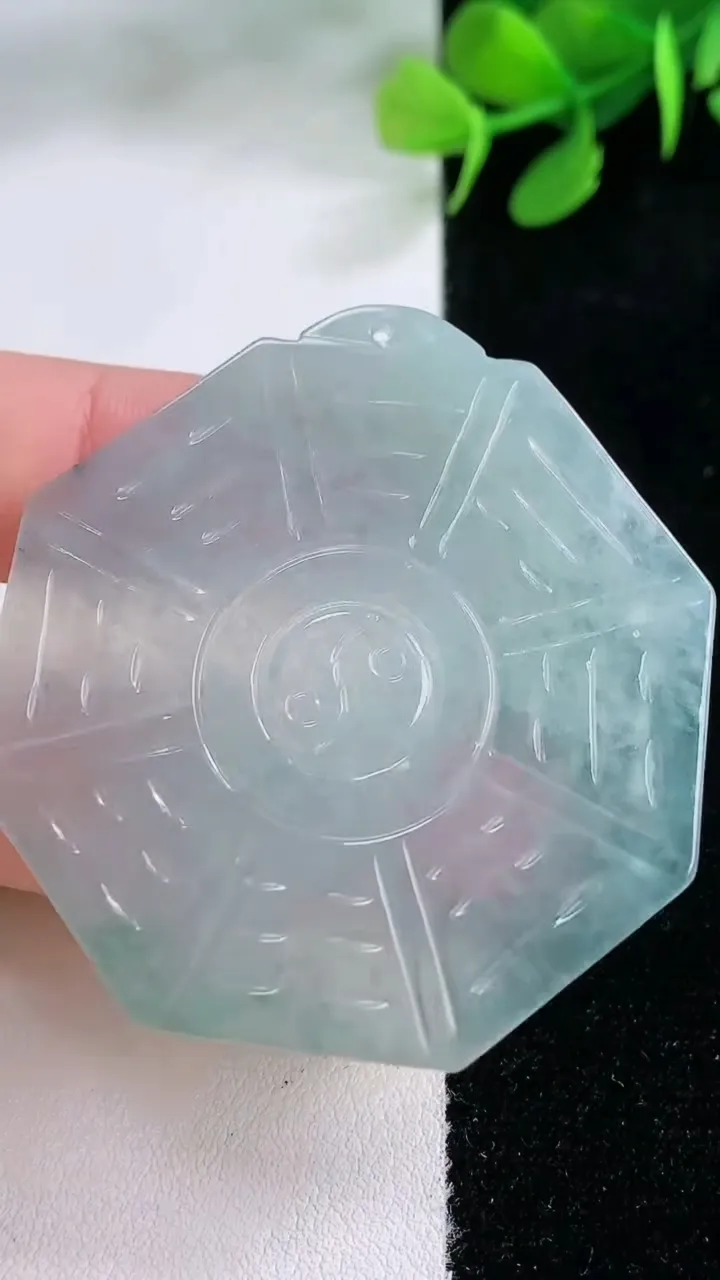 天然A货翡翠飘花八卦牌吊坠，尺寸48.3-45-2.6，重量:14.07g
11月28日