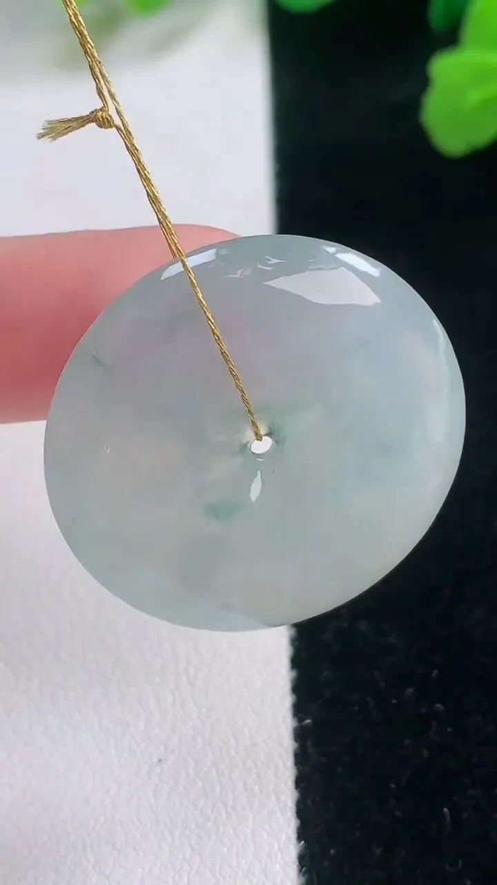 天然A货翡翠冰种飘花平安扣吊坠，尺寸29.6-5.9，重量:10.56g
11月28日