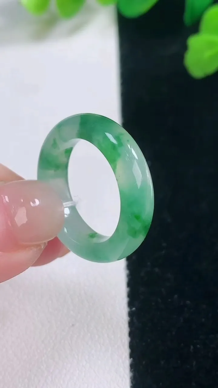 天然A货翡翠指环戒指，尺寸17.2-5.2-3.6，重量:4.60g2025年11月28日
工厂直销收藏佳品,种好水足，色泽均匀，有种有色，上手高大气！