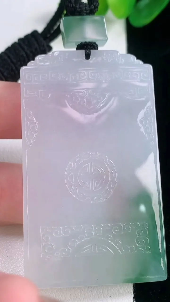 天然A货翡翠仿古无事牌吊坠，尺寸61-35.5-5.6，重量:43.85g
11月28日