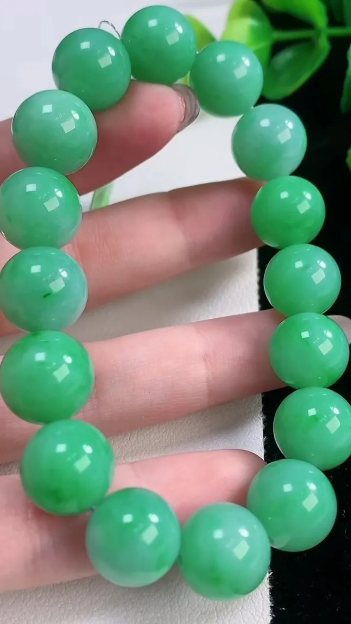 天然A货翡翠圆珠手串，尺寸12.6-16颗，重量:52.82g11月28日
工厂直销收藏佳品,种好水足，色泽均匀，有种有色，上手高大气！