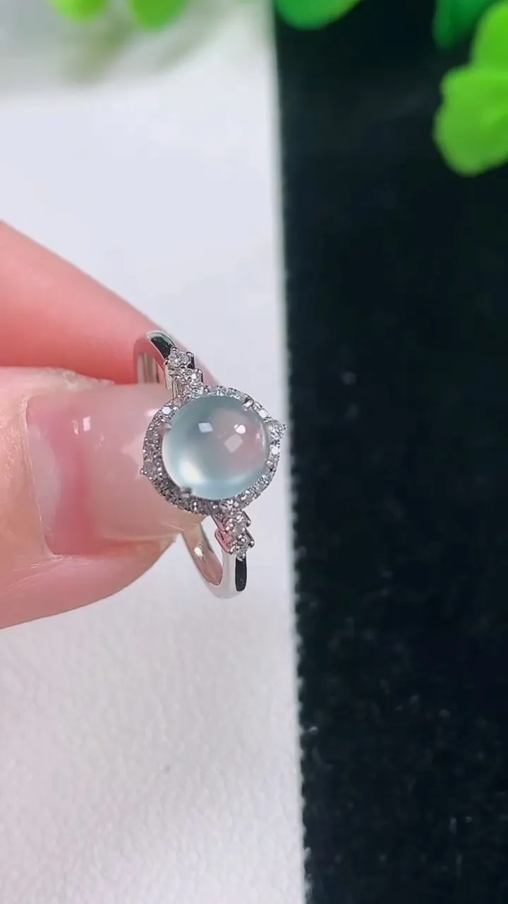 天然A货翡翠种白冰蛋面戒指，尺寸17.2-6-5.6，重量:1.71g2025年11月28日
工厂直