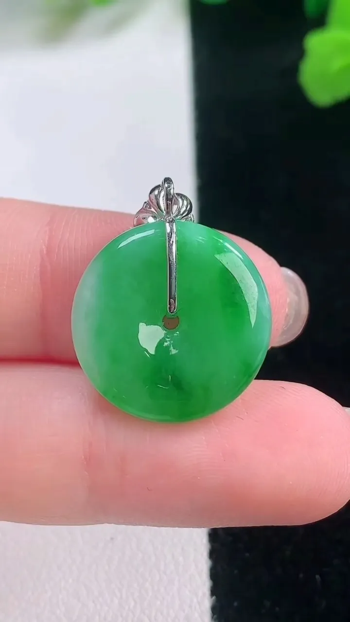 天然A货翡翠平安扣吊坠，尺寸17.9-3.8，重量:3.50g
11月28日