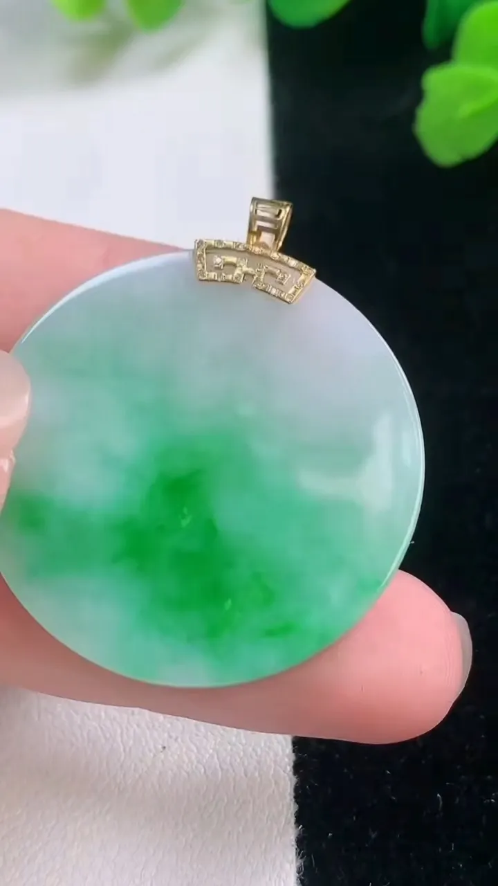 天然A货翡翠无事牌吊坠，尺寸32.6-3，重量:10.19g
11月28日
