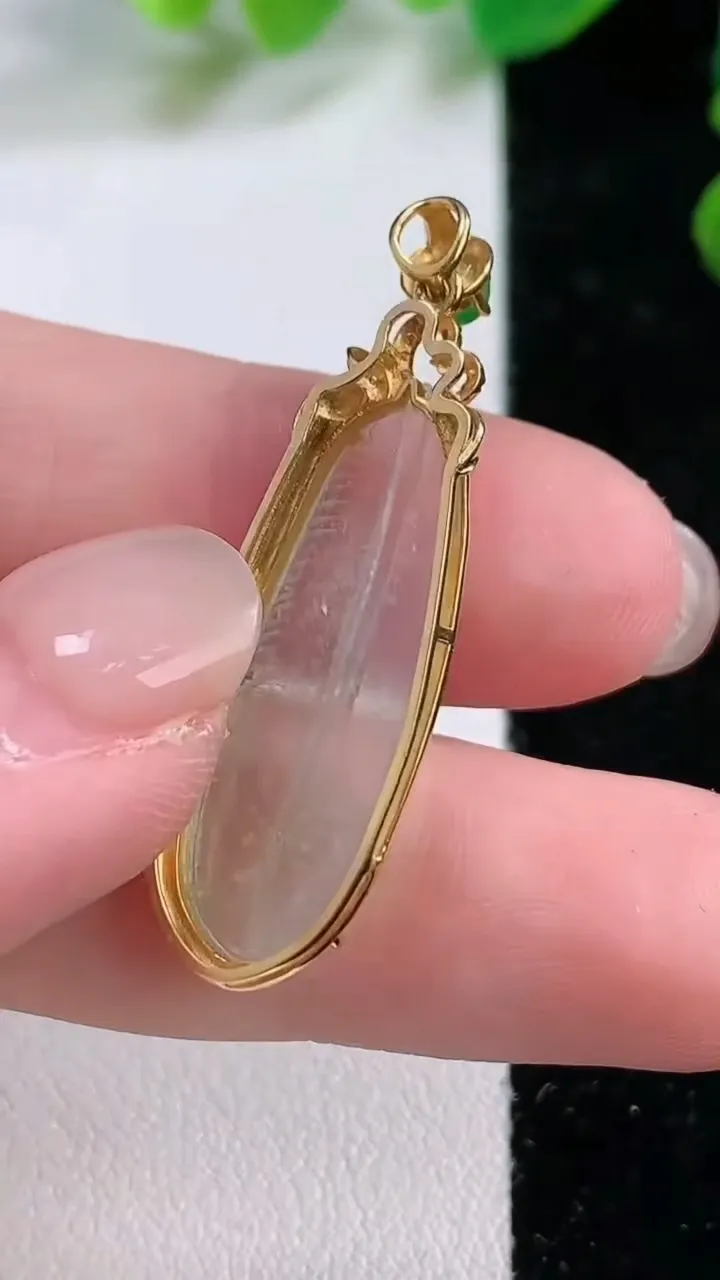 天然A货翡翠白冰羽毛吊坠，尺寸 37.5-11.5-5.1，重:2.78g
11月28日