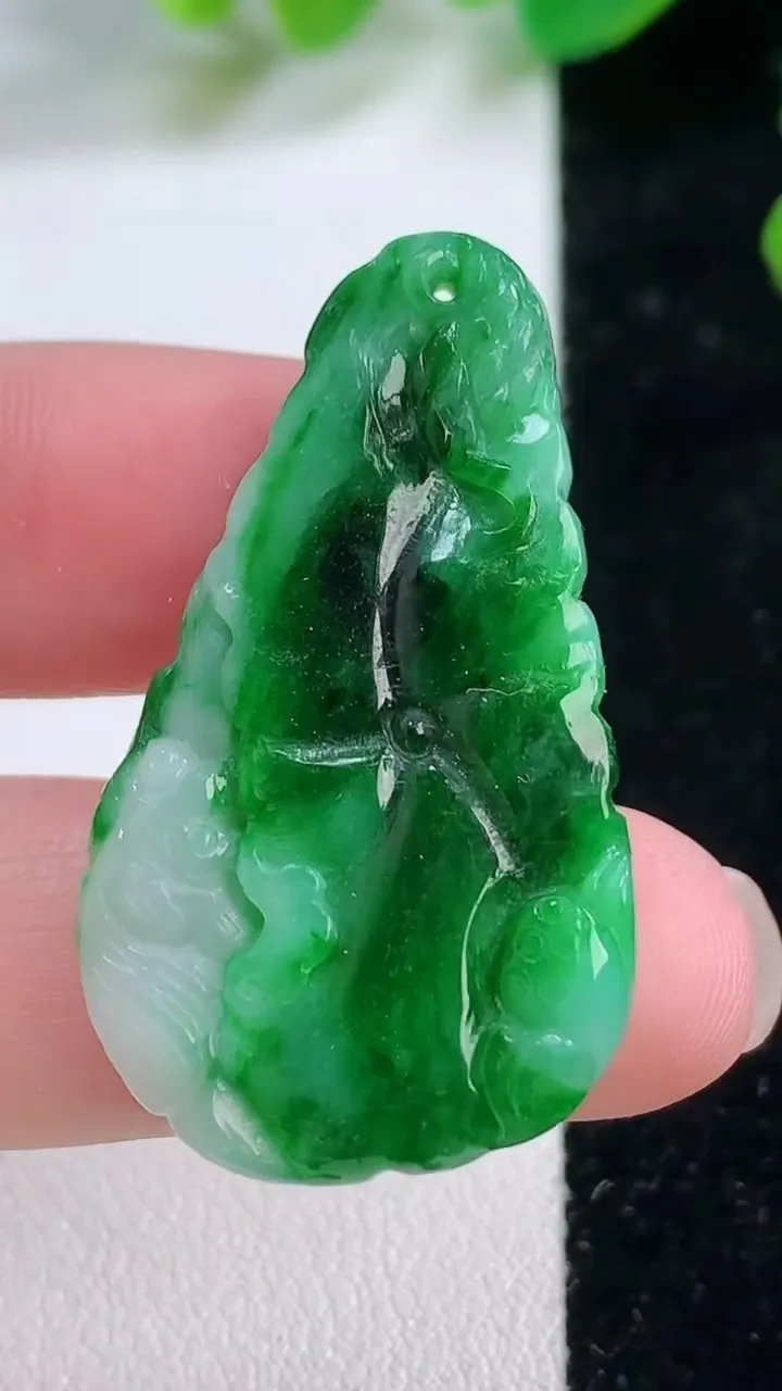天然A货翡翠年年有余吊坠，尺寸 38-22-4.4，重:6.72g
11月28日